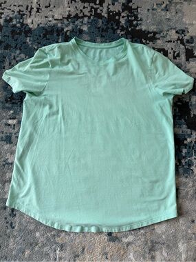 EUC lululemon tee shirt bundle -098